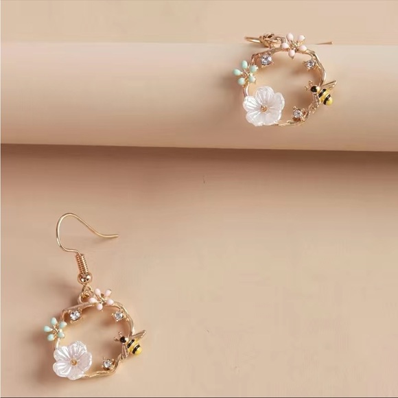 New Flower Bee Round Circle Gold Drop Earrings - Picture 4 of 4